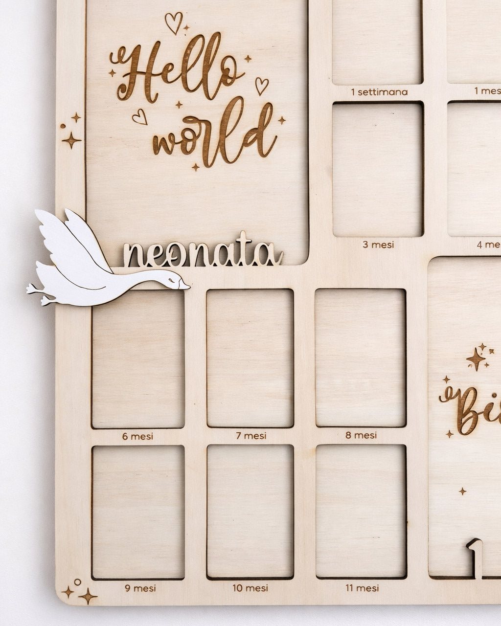 Milestone board primo anno in legno personalizzata bambina ambientata in cameretta con culla