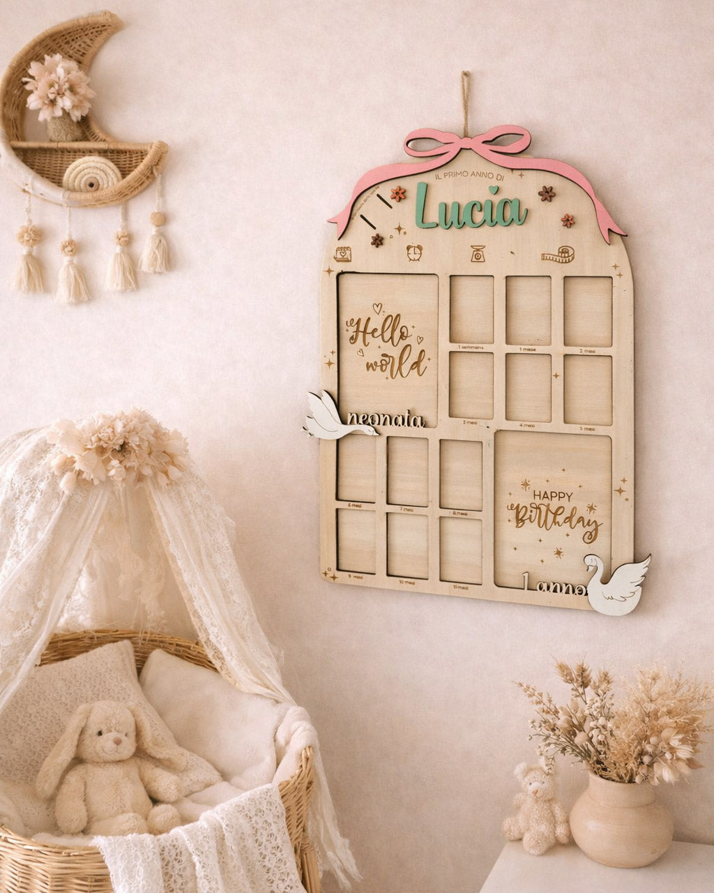 Portafoto primo anno bambina in legno con fiocco rosa cicogna e cornici mese per mese