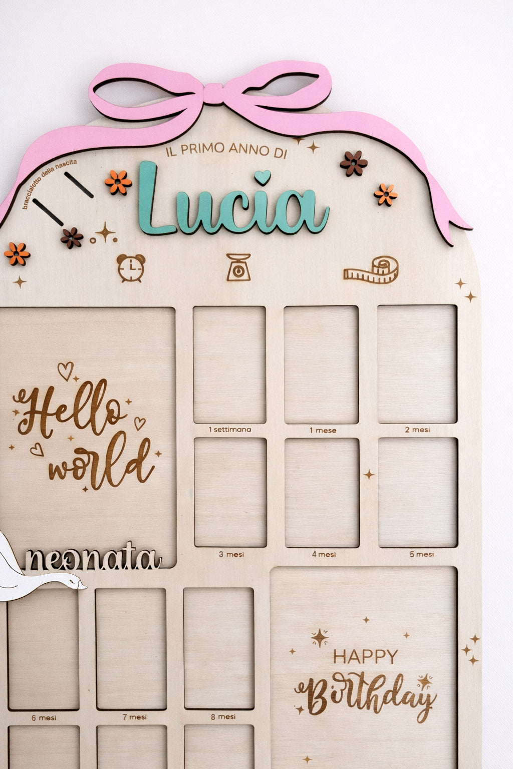 Dettaglio cornici fotografiche mese per mese milestone board primo anno legno artigianale Italia