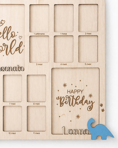 Dettaglio cornici fotografiche mese per mese milestone board bambino dinosauri legno artigianale Italia
