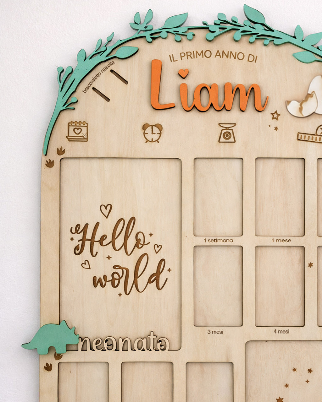 Dettaglio nome personalizzato milestone board bambino legno con ghirlanda foglie dinosauri Wudo