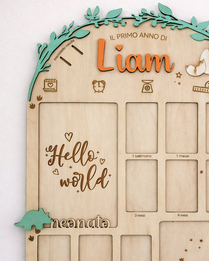 Dettaglio nome personalizzato milestone board bambino legno con ghirlanda foglie dinosauri Wudo