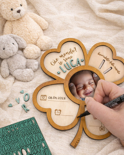Quadrifoglio nascita in legno personalizzato appeso in cameretta con foto neonato e dati nascita