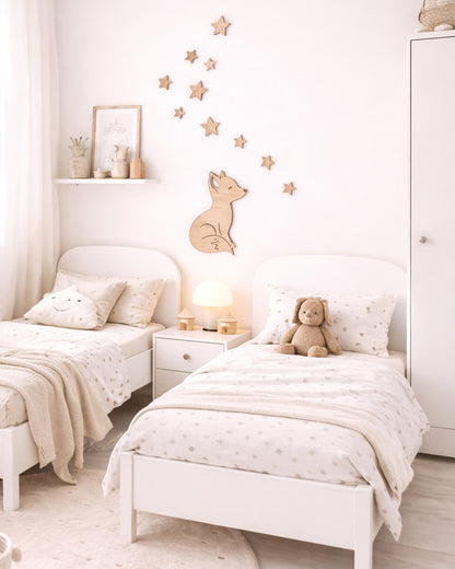 Wall art in legno volpe sognante con stelle cameretta beige — decorazione artigianale Italia